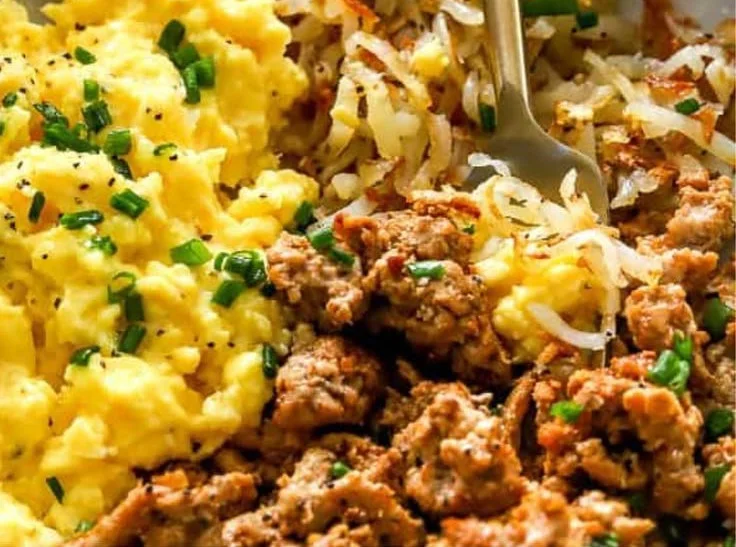 Healthy turkey breakfast bowl filled with vegetables and eggs for a nutritious meal.