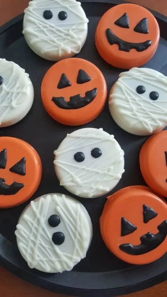 Spooky Halloween-Kekse decorated with Oreo designs for a festive look.