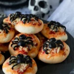 mini spinnen pizza halloween rezept 2026 08 06 192733 683x1024 1