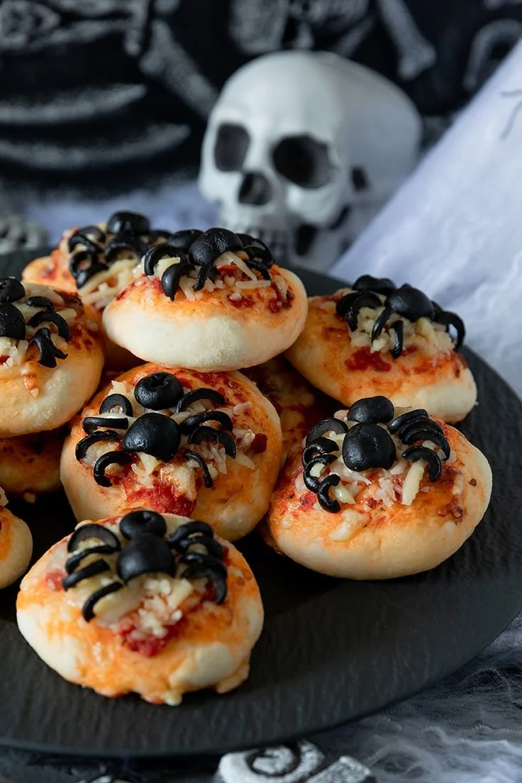 Halloween Mini-Spinnen-Pizza recipe with creepy spider toppings.